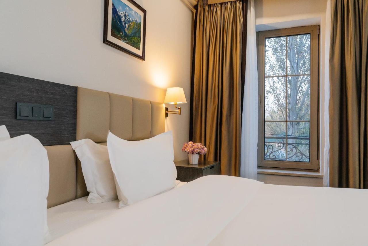 Ambassador Hotel Bisjkek Eksteriør billede