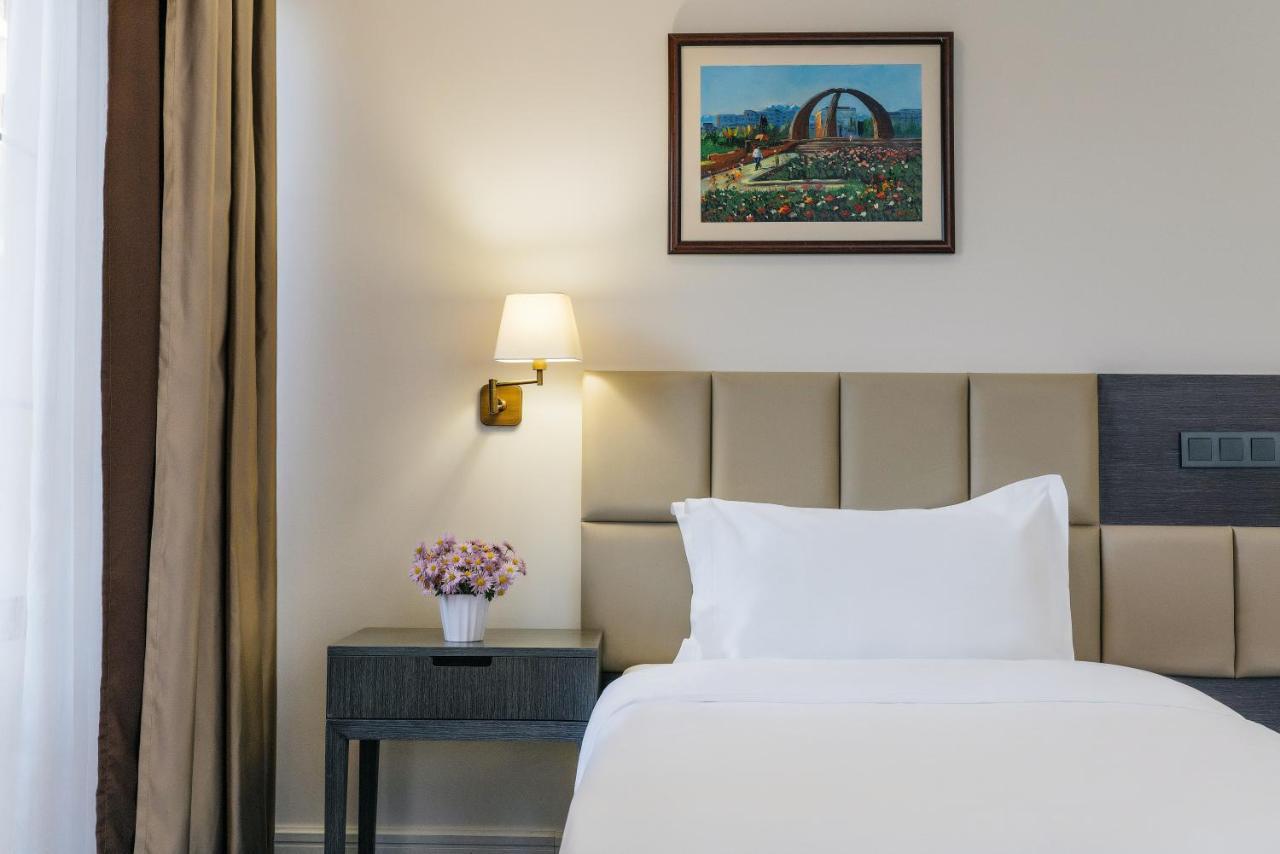 Ambassador Hotel Bisjkek Eksteriør billede